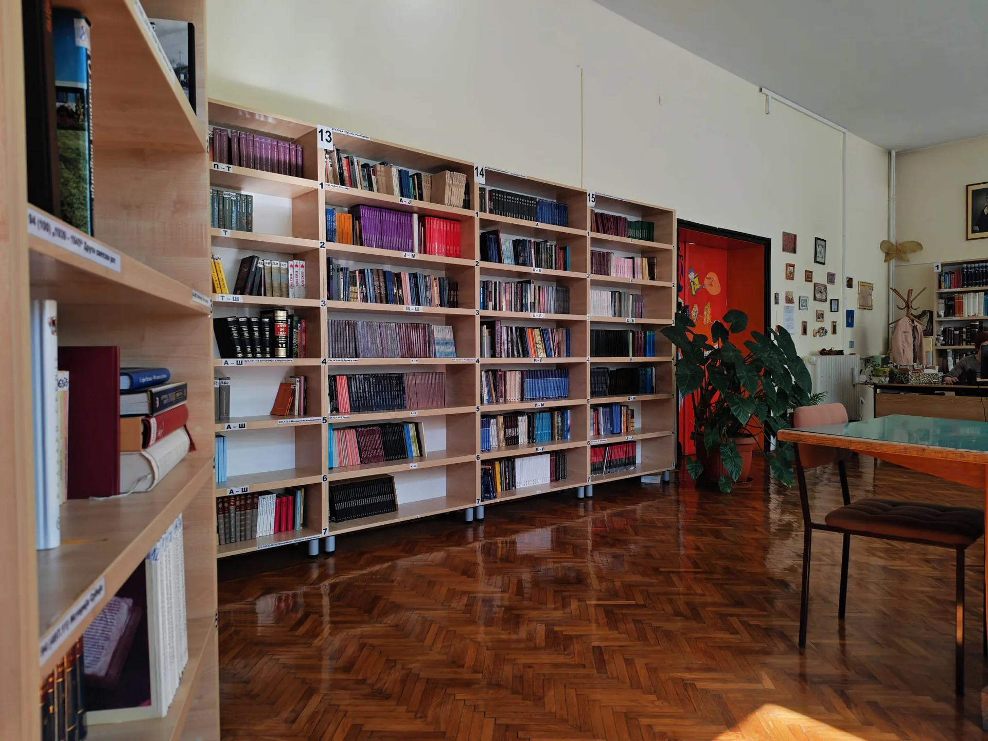 Дугачак ред полица са стручном литературом у библиотеци