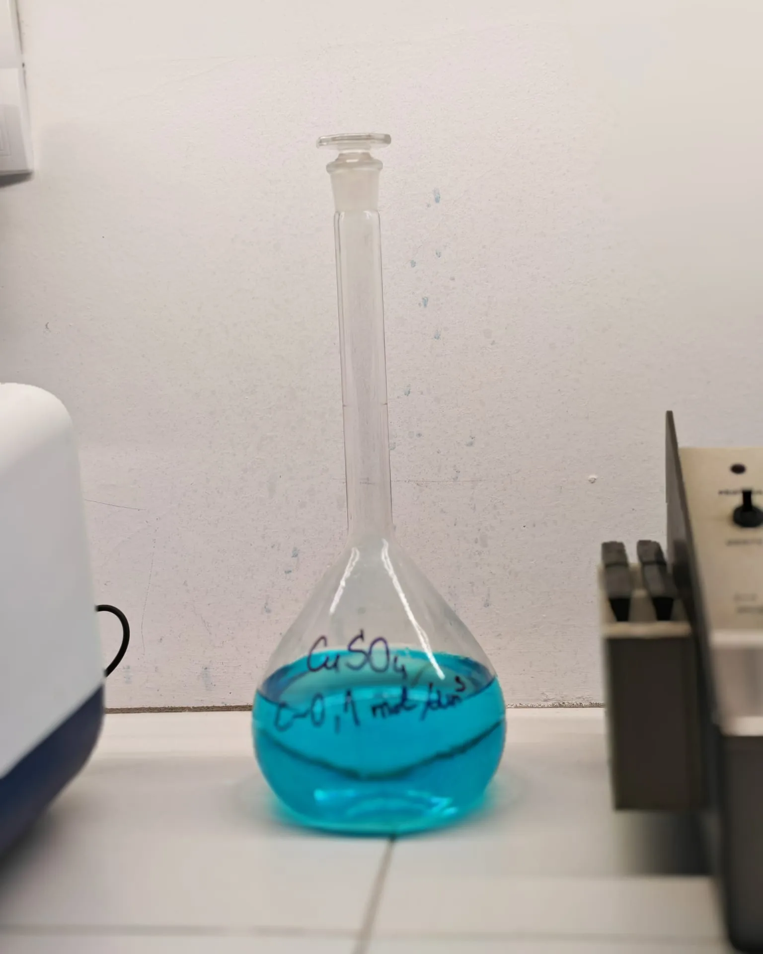 Мерна тиквица са раствором бакар-сулфата у лабораторији за физичку хемију