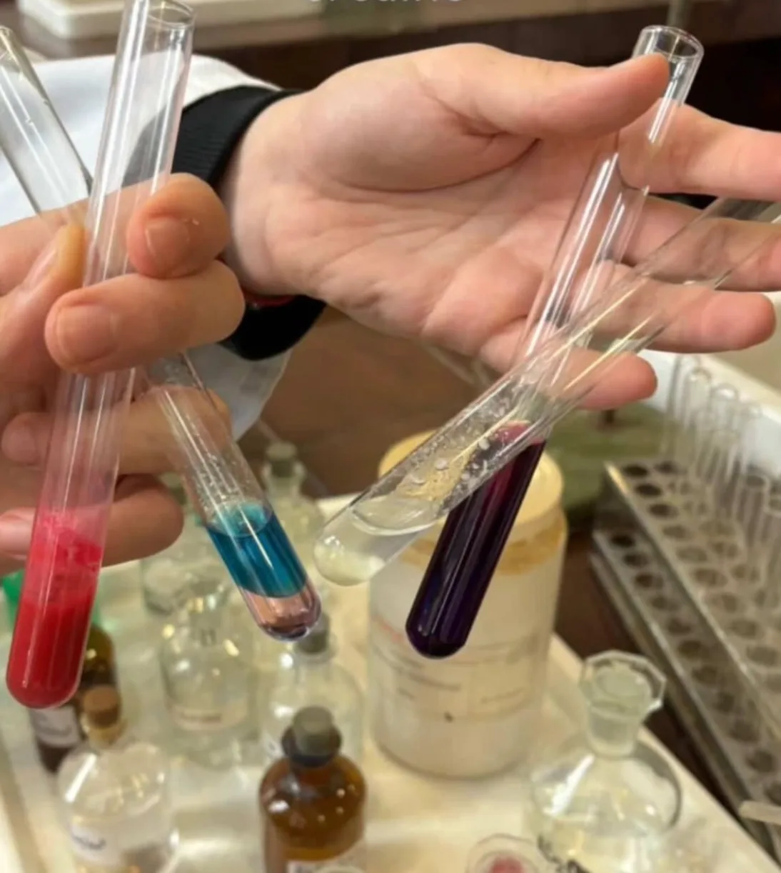 Епрувете са обојеним растворима у хемијској лабораторији