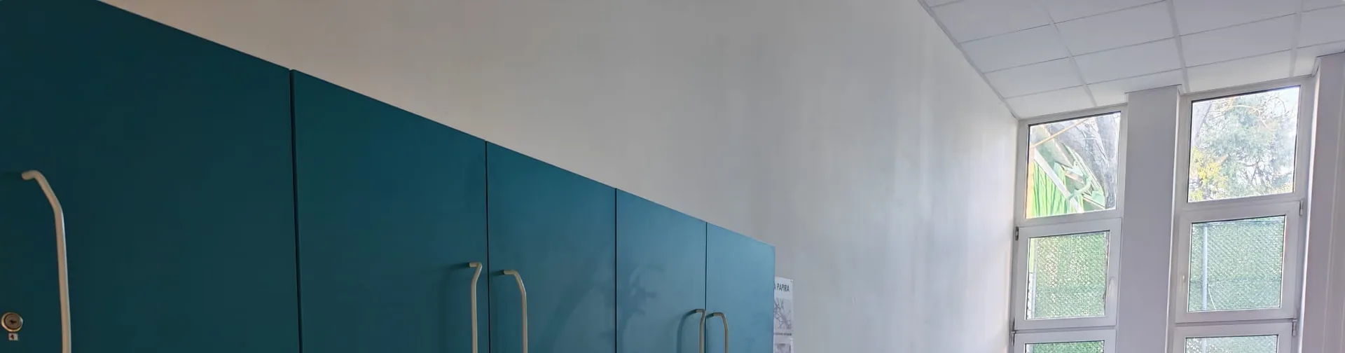 Лабораторијски ормарићи и радни пулт поред прозора