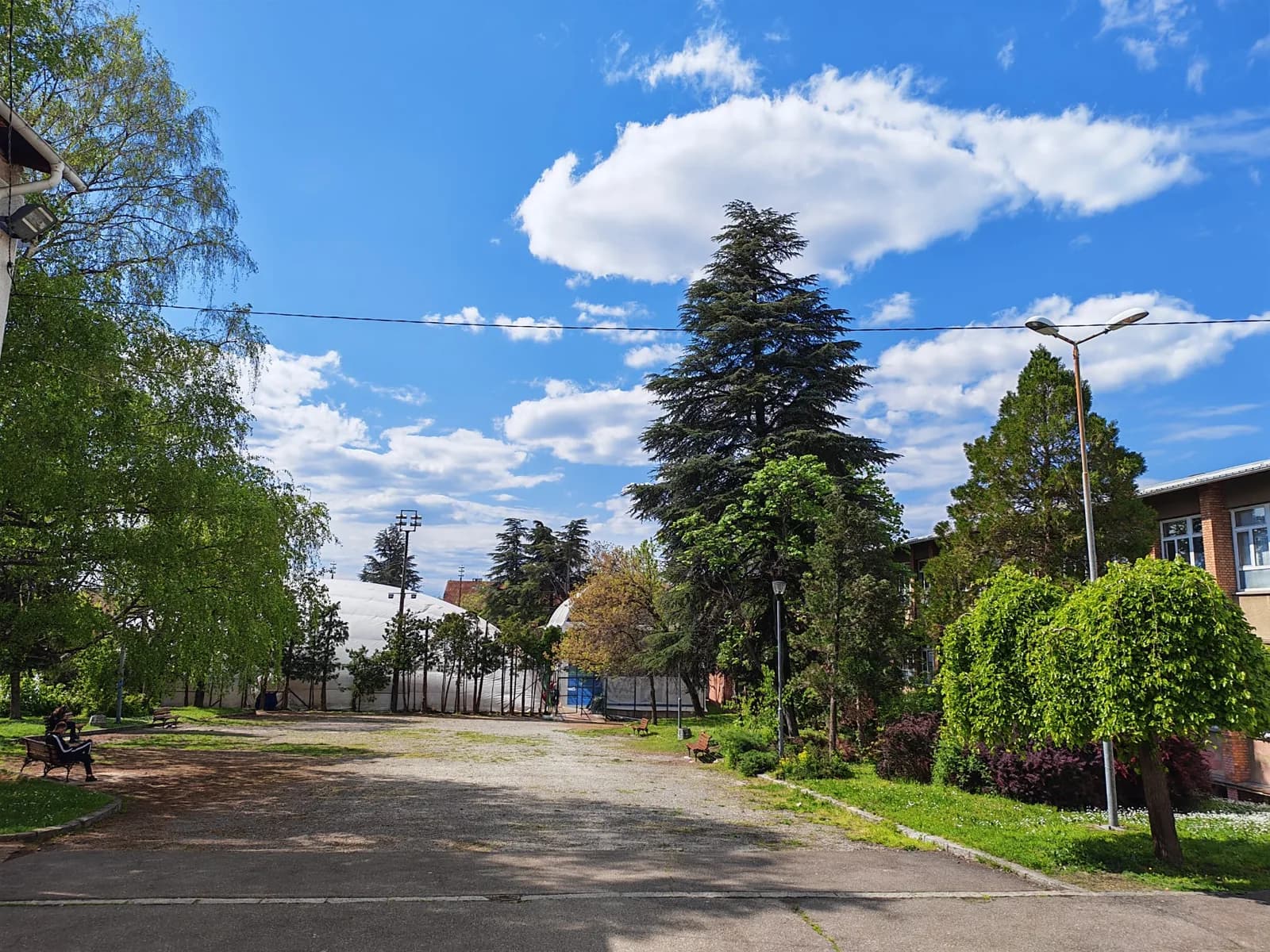 Плато и шири део кампуса школе