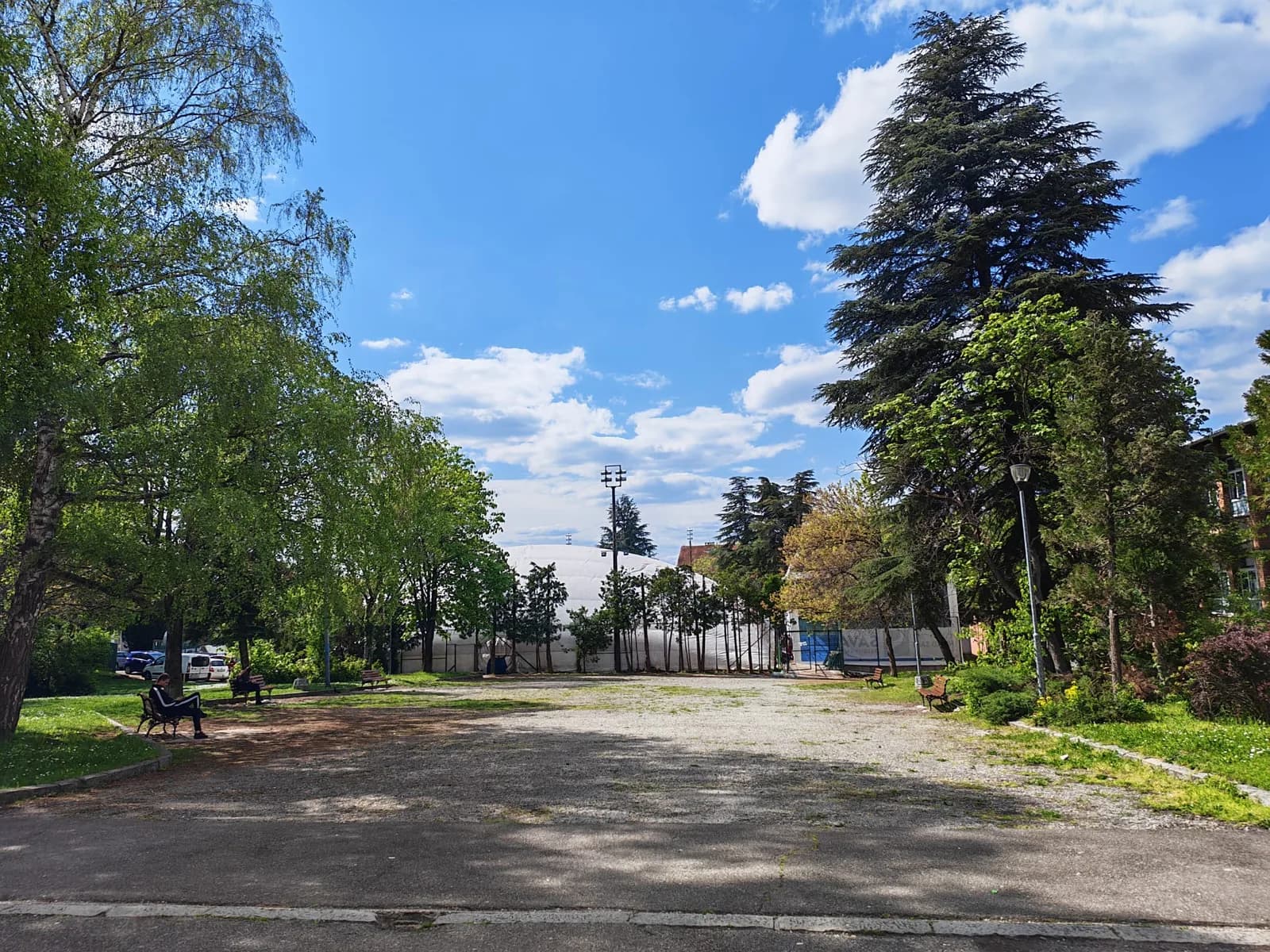 Спортски терени у дворишту школе са зеленилом