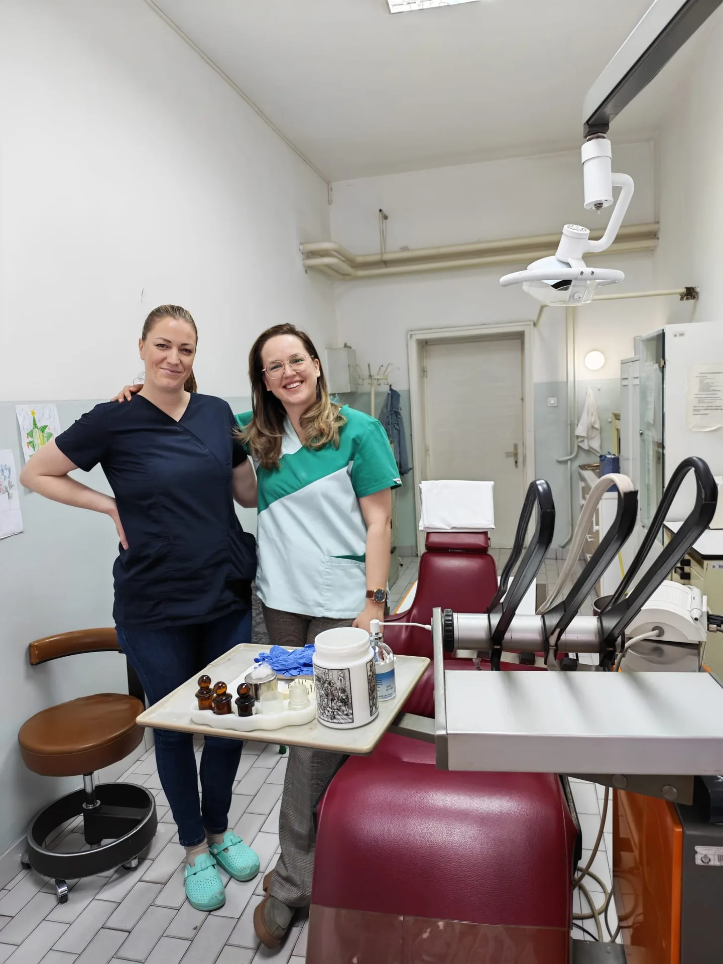 Стоматолошка ординација у школи са стручним тимом и опремом