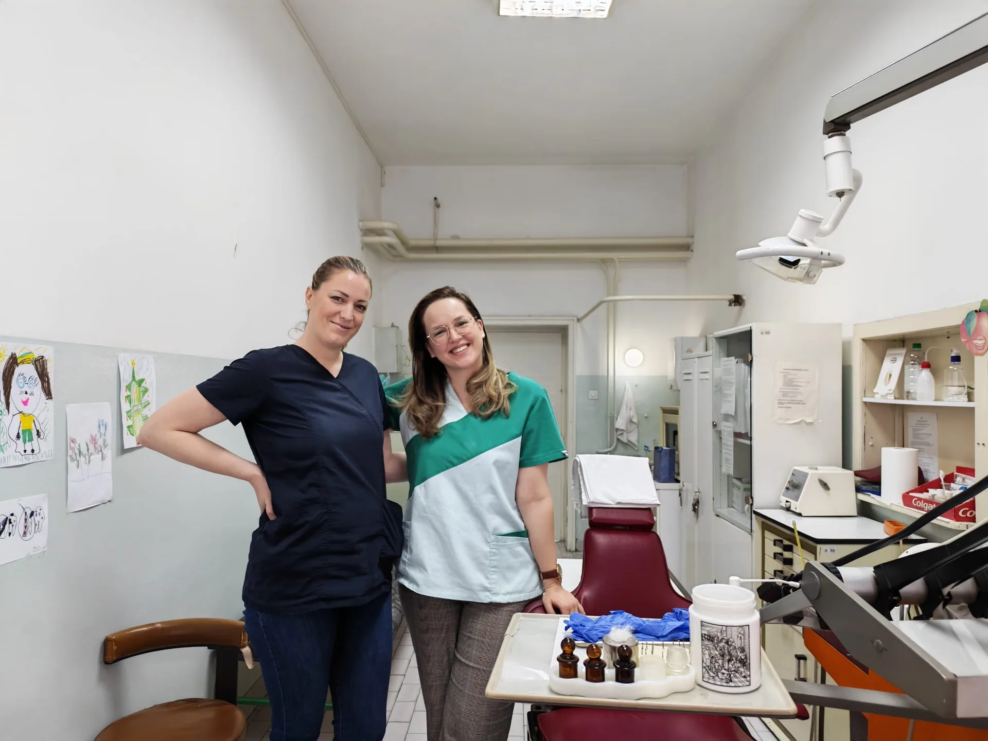 Стручни тим стоматолошке ординације поред радног пулта