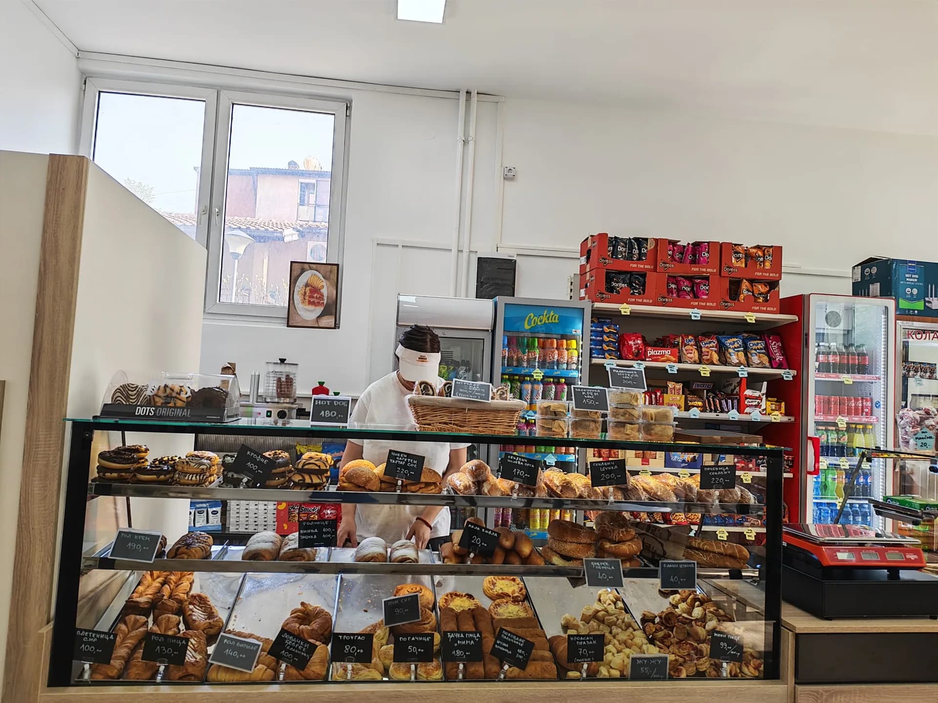 Витрине пекаре Мина са свежим пецивима