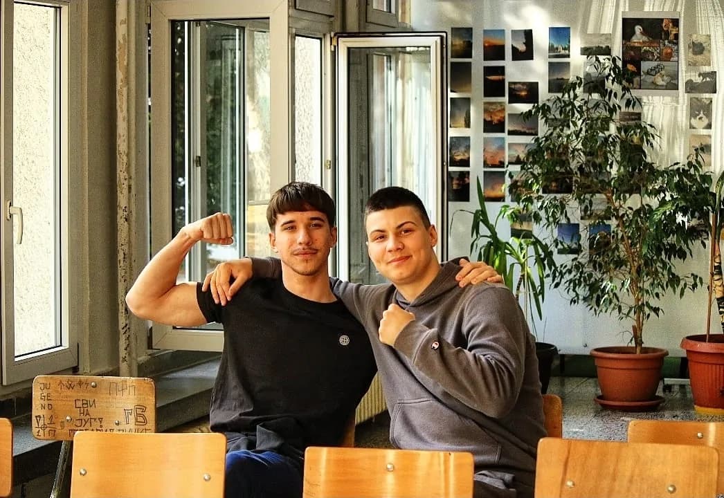 Два ученика у публици