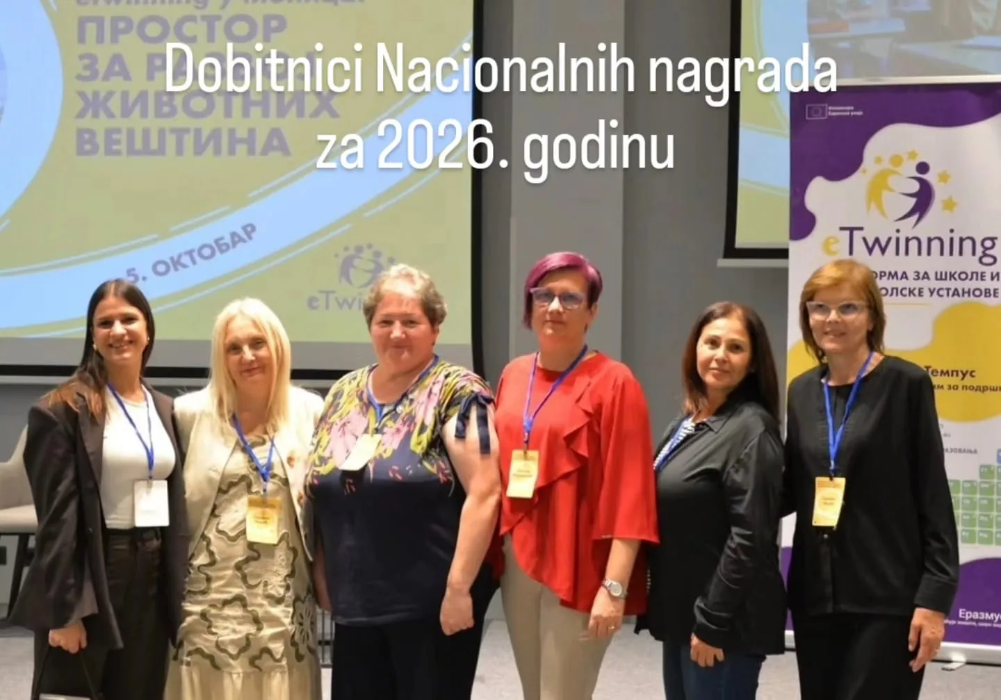 Добитници Националних eTwinning награда за 2026. годину на заједничкој фотографији испред eTwinning банера