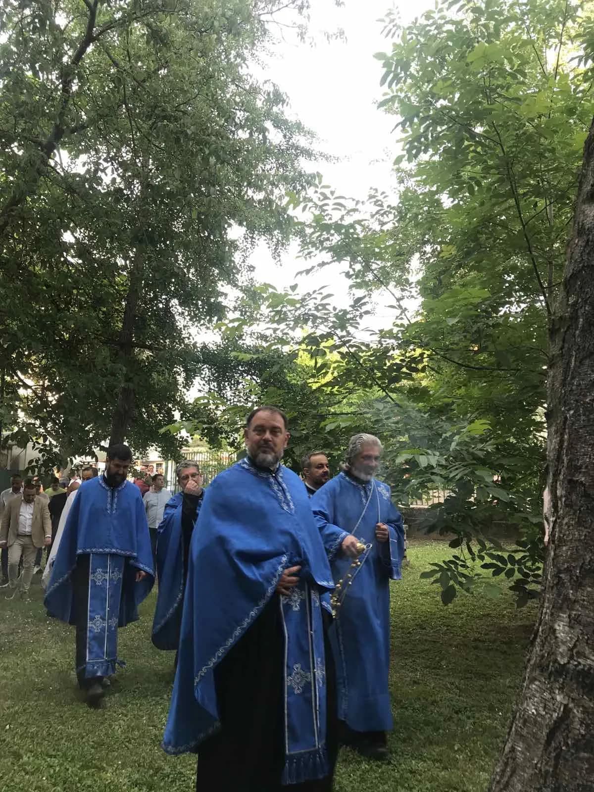 Свештеници у плавим одеждама током Литије поводом славе општине Чукарица, Свете Тројице, у дворишту Хемијско-прехрамбене технолошке школе