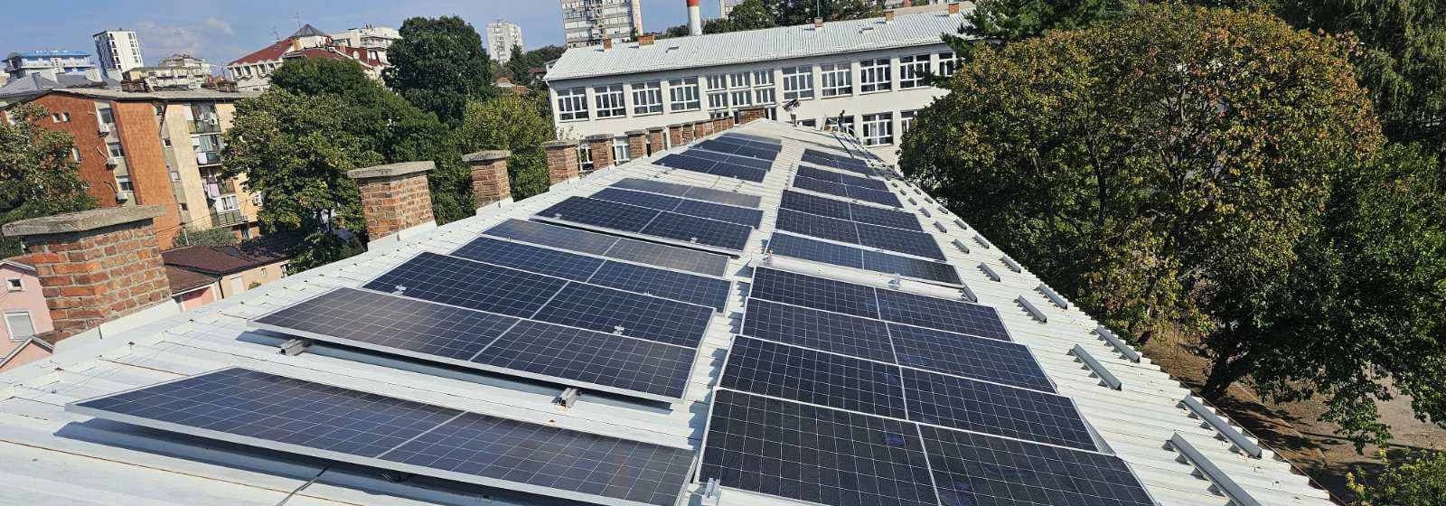 Соларни панели на крову Хемијско-прехрамбене технолошке школе из ваздушне перспективе