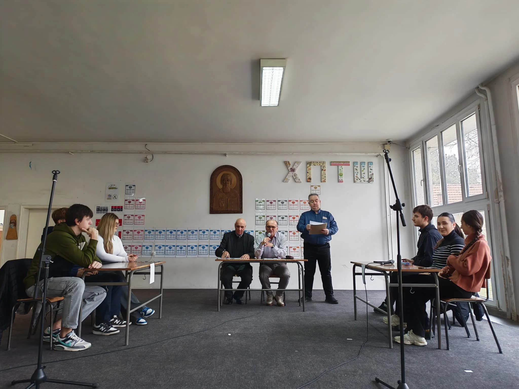Светосавски квиз -- ученици и наставници одговарају на питања у свечаној сали